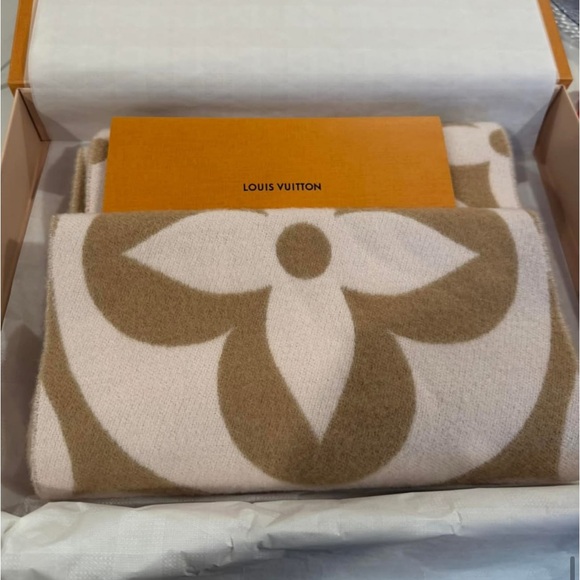 Louis Vuitton Medallion Scarf - Picture 4 of 8